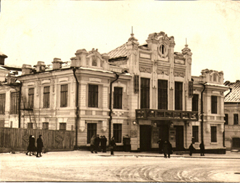 Третье здание театра было остроено в 1905 году как Народный дом (архитектор - Я. Г. Ревякин); сегодня здесь - Областной театр кукол